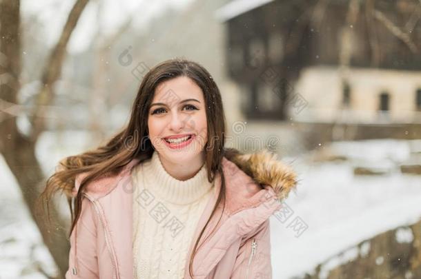 白种人高中高年级女孩在冬天外出