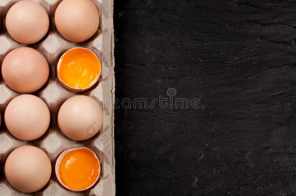 鸡蛋在一个托盘在一个黑暗的背景与复制空间为您的文本。 上面的风景
