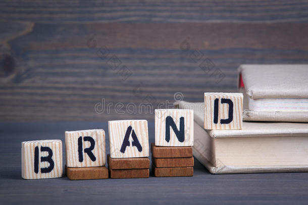 木制字母的品牌。 抽象业务和成功背景