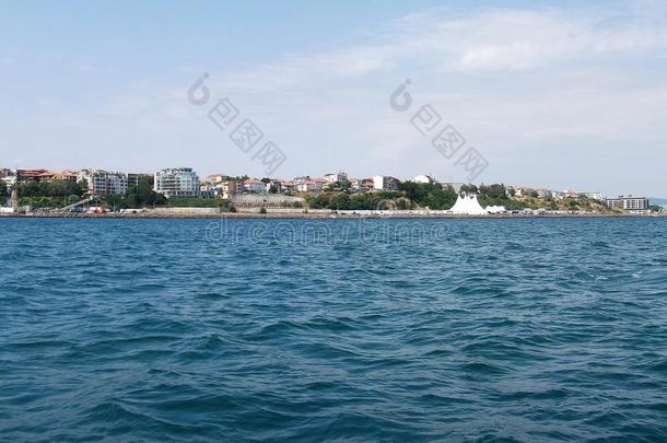 黑色海面夏波背景。 从游艇上看。 异国情调的海景与云彩和城镇在地平线上。 海洋自然宁静