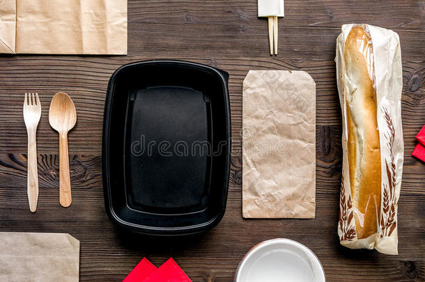 食品送货与纸袋和三明治在木制背景顶部视图