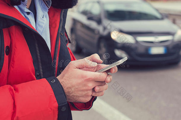 一个男人用智能手机应用程序打电话给出租车的特写