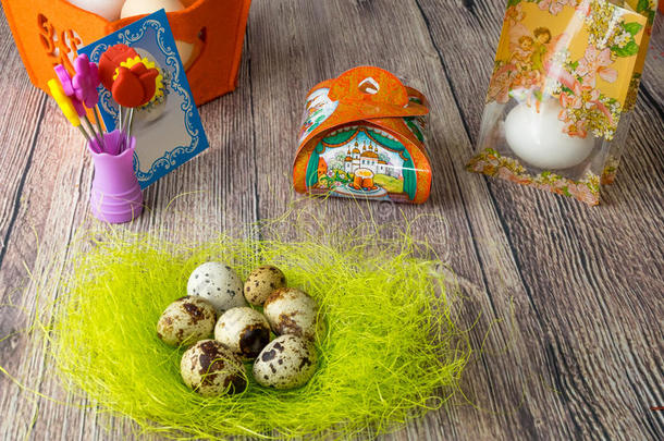 彩色复活节鸡蛋桌子装饰与鸡蛋图片