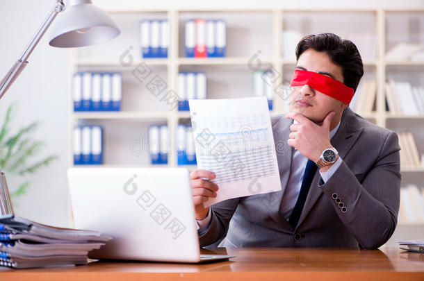 失明的眼罩蒙着眼睛商业商人