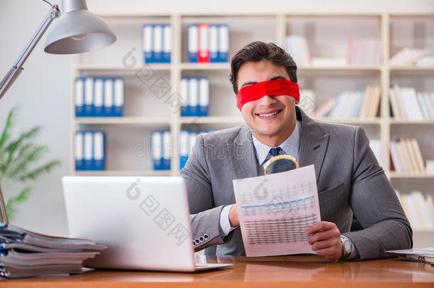 审计失明的眼罩蒙着眼睛商业