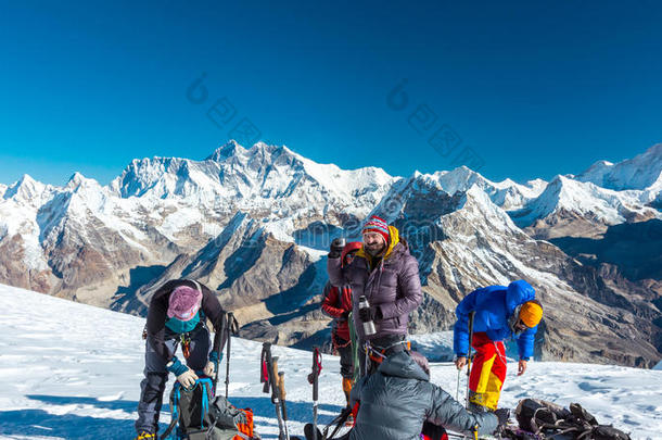 一群登山者准备在高峰上攀登