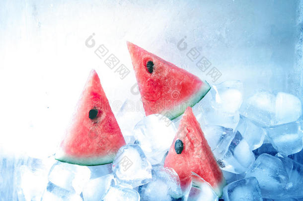新鲜的西瓜切片水果在凉爽的冰块上