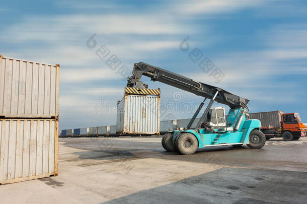 集装箱卸货卡车在物流场，商务运输。