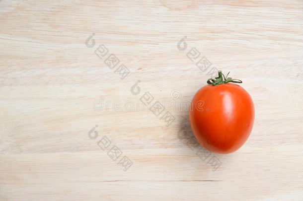 木制桌子背景上新鲜的红色西红柿