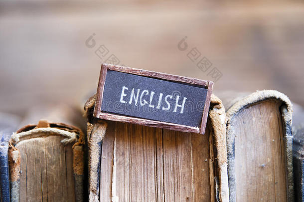 英语，标签上写着文字和书籍