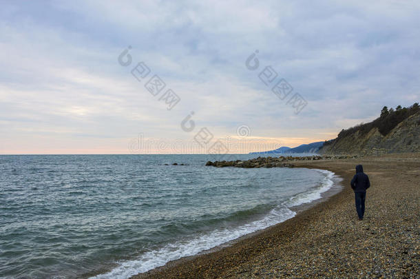 成人后面海滩云海岸线