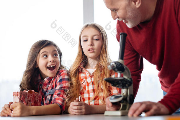 情绪好奇的孩子对使用显微镜着迷