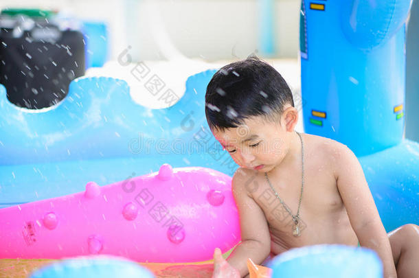 <strong>炎热的夏天</strong>，亚洲孩子在充气婴儿游泳池里玩耍
