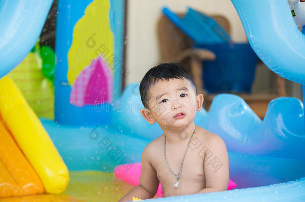 <strong>炎热的夏天</strong>，亚洲孩子在充气婴儿游泳池里玩耍