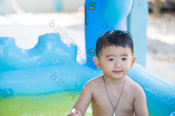 炎热的夏天，亚洲孩子在<strong>充气</strong>婴儿游<strong>泳池</strong>里玩耍