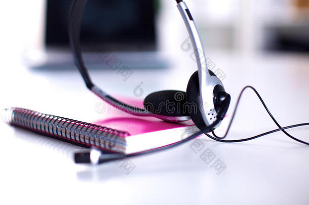 呼叫中心服务操作员空工作地点。 在服务台员工工作场所的耳机、眼镜、键盘和监视器