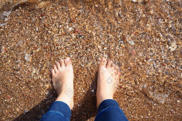 夏天赤脚在海边海滩上