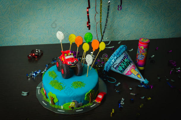 孩子们`生日快乐蛋糕装饰的汽车