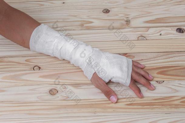 纱布包扎手挫伤。 治疗病人