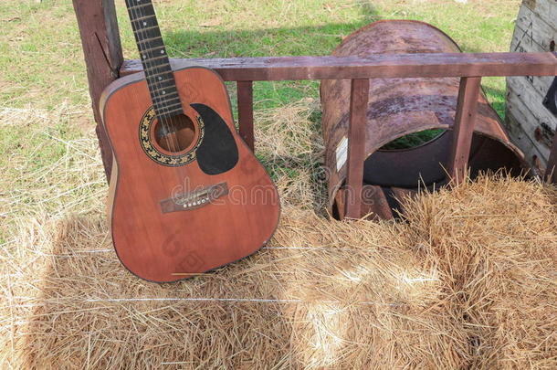 吉他在稻草在墙壁家庭背景与复制空间。