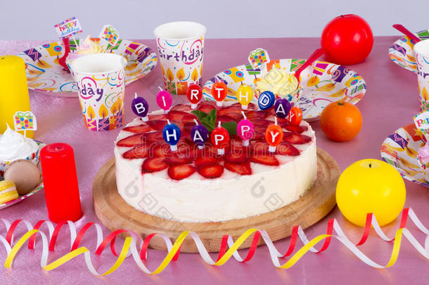 彩色装饰生日派对桌，蛋糕和糖果给孩子