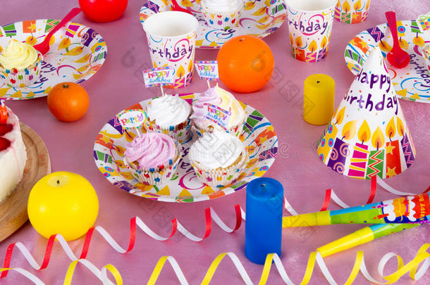彩色装饰生日派对桌，蛋糕和糖果给孩子