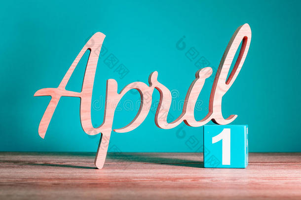 <strong>四月</strong>一日。 每月第一天，木桌上的日历和绿色背景。 春天的时间，文字的空空间