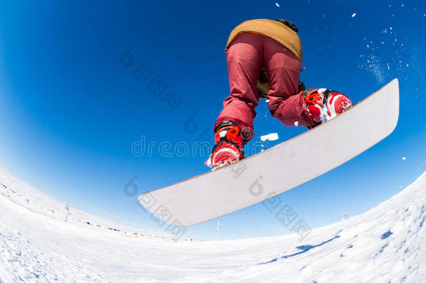 滑雪运动员在蓝<strong>天上</strong>跳跃