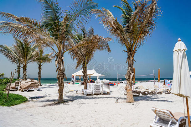 海滩雨伞和白沙滩。 阿杰曼的酋长国。 2016年夏天。
