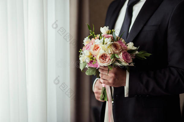 新娘<strong>手中</strong>的花束，新郎<strong>手中</strong>的婚礼花束，