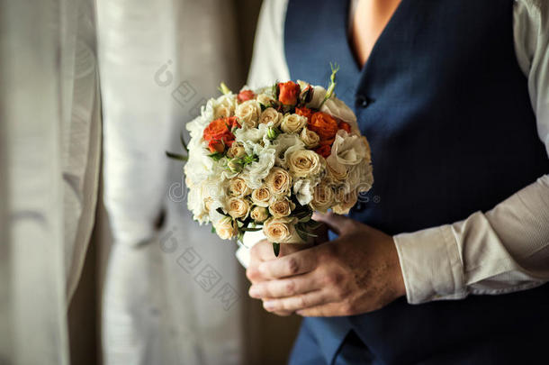 新娘手中的花束，新郎手中的婚礼花束，