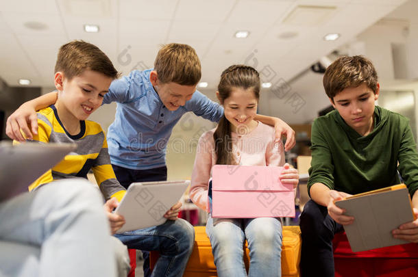 一群快乐的孩子在学校用平板电脑