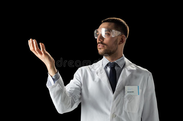医生或科学家穿着实验室外套和安全眼镜