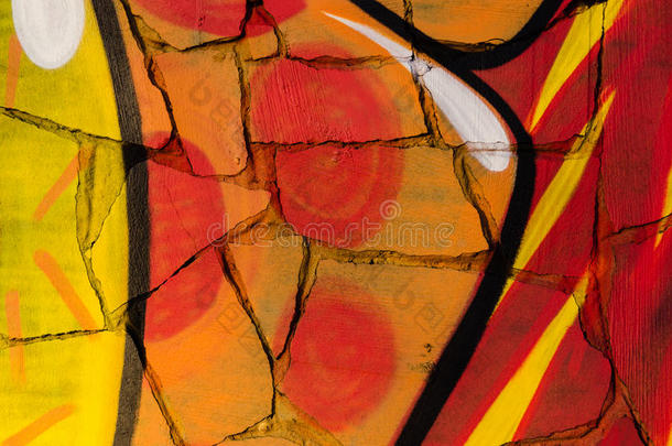 抽象的彩色纹理，以油漆的红色，橙色和黄色的油漆在破碎的瓷砖的墙上