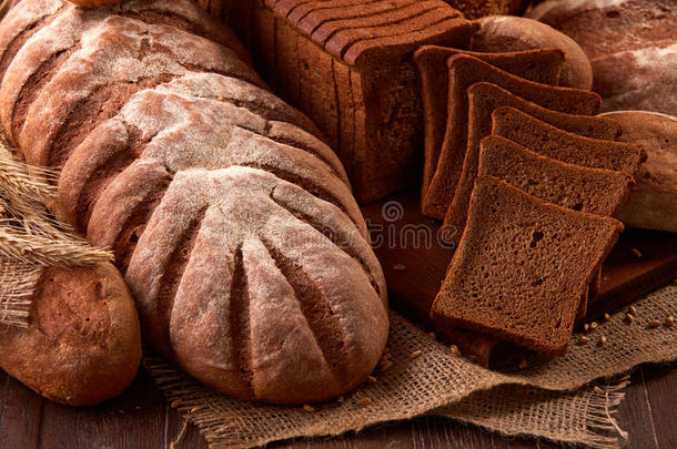 木桌上有不同种类<strong>的面包</strong>。 厨房或<strong>面包</strong>店<strong>海报</strong>设计。