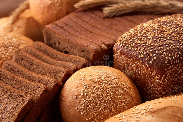 新鲜烘焙的传统面包与小麦耳朵的分类
