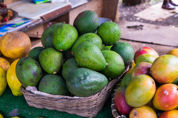 夏威夷农贸市场的鳄梨和芒果