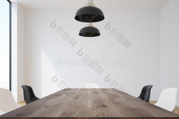 会议室有木制桌子