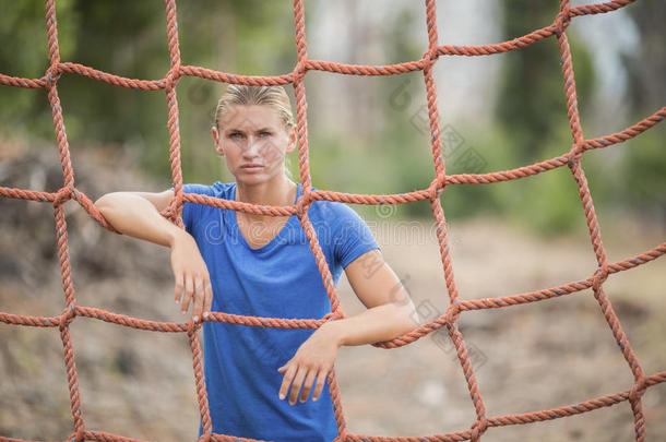 适合的女人站在<strong>训练营</strong>的健身试验附近