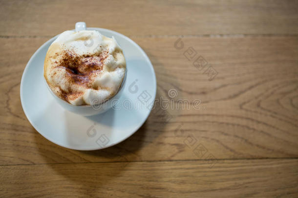 咖啡杯，咖啡桌上有奶油泡沫