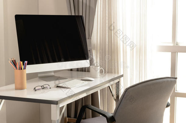 空白电脑桌面，键盘，日记和其他配件在白色桌子上