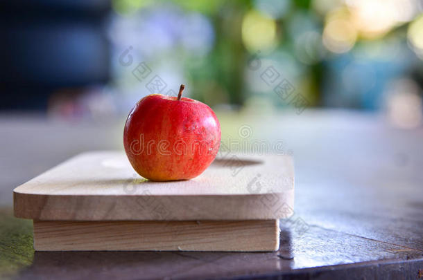 木托盘上的一群<strong>红苹果</strong>