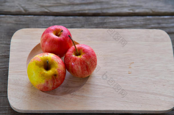 木托盘上的一群红苹果