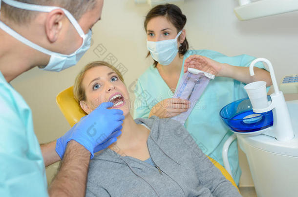牙科诊所的牙医治疗妇女病人