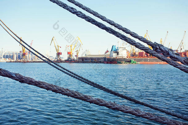 集装箱货船与工作起重机桥在船厂背景，货物运输，物流进口出口背景c