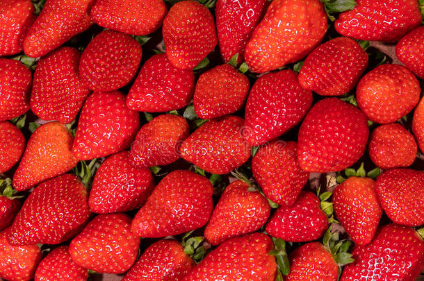 扁平的，很多新鲜的有机草莓