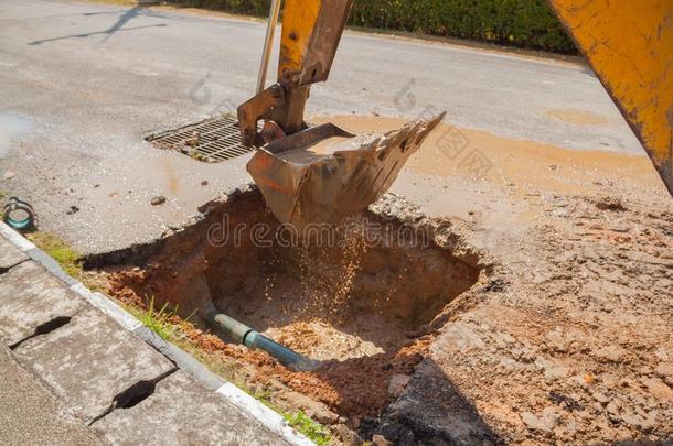 挖掘机在道路上修理<strong>管道</strong>下<strong>水管</strong>道