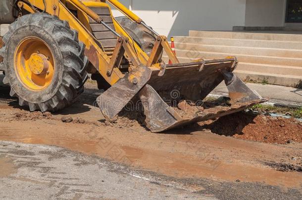 挖掘机在道路上修理管道下水管道