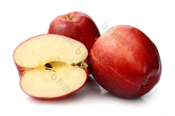 有叶子和切片的<strong>红苹果</strong>。