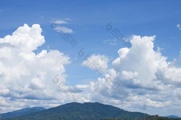 蓝天白云和山景在大自然中美丽